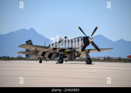 Un TF-51D Mustang est situé sur la ligne de vol de la base aérienne Davis-Monthan, Arizona, le 6 mars 2022. Cet avion historique était ici pour soutenir le cours de formation en vol Heritage 2022 où l'équipage de conduite pratique l'entraînement au sol et en vol pour permettre aux pilotes civils d'avions militaires historiques et aux pilotes de l'armée de l'air américaine des avions de chasse actuels de voler en toute sécurité dans les formations ensemble. (É.-U. Photo de la Force aérienne par Airman 1st classe Vaughn Weber) Banque D'Images