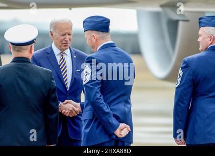 Le président Joe Biden salue le Sgt principal. Jeremy Malcom, chef de commandement de la Force aérienne en 10th, ainsi que d'autres dignitaires lors d'une récente escale à la base de réserve interarmées de la Station aérienne navale de fort Worth, Texas, le 8 mars 2022. Le président des États-Unis Joe Biden est arrivé à NAS JRB fort Worth lors d'une visite à fort Worth s'adressant aux anciens combattants. (É.-U. Photo de la Force aérienne par Julie Briden-Garcia) Banque D'Images