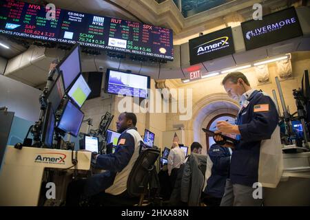 New York, États-Unis. 10th mars 2022. Les traders travaillent à la Bourse de New York (NYSE) à New York, aux États-Unis, le 10 mars 2022. Les actions américaines ont fini plus faibles jeudi alors que les investisseurs ont analysé une multitude de données économiques. Credit: Michael Nagle/Xinhua/Alay Live News Banque D'Images