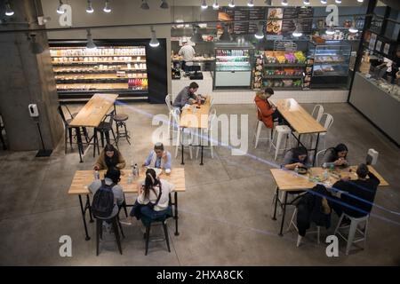 New York, États-Unis. 10th mars 2022. Les gens mangent au centre commercial Westfield de l'Oculus à New York, aux États-Unis, le 10 mars 2022. En février, l'inflation des consommateurs américains a continué d'augmenter au rythme annuel le plus rapide en 40 ans, a rapporté jeudi le département du travail des États-Unis. Credit: Michael Nagle/Xinhua/Alay Live News Banque D'Images