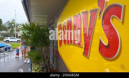 Dennys American Diner en Floride - MIAMI, ÉTATS-UNIS - 20 FÉVRIER 2022 Banque D'Images