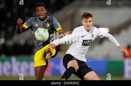 Belgrade, Serbie. 10th mars 2022. Tyrell Malacia (L) de Feyenoord vie avec Samed Bazdar de Partizan lors d'une ligue de conférence de l'UEFA Europa ronde de 16 match de première jambe entre Partizan Belgrade et Feyenoord à Belgrade, Serbie, le 10 mars 2022. Crédit: Predrag Milosavljevic/Xinhua/Alay Live News Banque D'Images