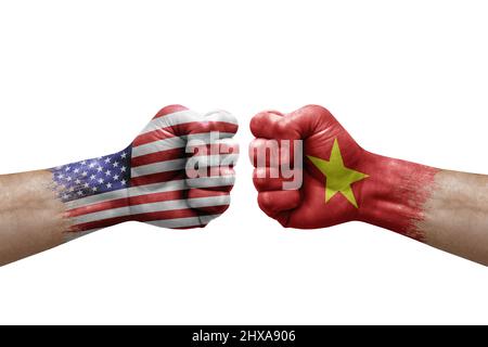 Deux mains poinçonner l'une à l'autre sur fond blanc. Drapeaux de pays peint les poings, conflit de crise concept entre les états-unis et le vietnam Banque D'Images