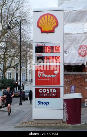 Londres, Royaume-Uni, 10th mars 2022. Les prix du carburant continuent d'augmenter, comme on l'a vu dans une station-service de South Kensington. L'invasion russe de l'Ukraine fait monter le prix du pétrole brut, affectant les automobilistes aux pompes à essence et ayant un effet de répercussion sur le coût des marchandises dans les magasins. Crédit : Photographie de la onzième heure / Alamy Live News Banque D'Images