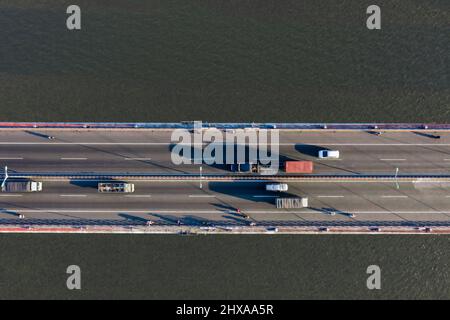 Vue aérienne en haut de l'ascension du câble - a séjourné CAN Tho pont route avec des voitures de conduite Banque D'Images