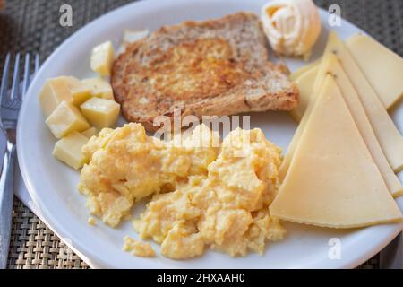 fromage aux œufs brouillés et pain sur une assiette Banque D'Images