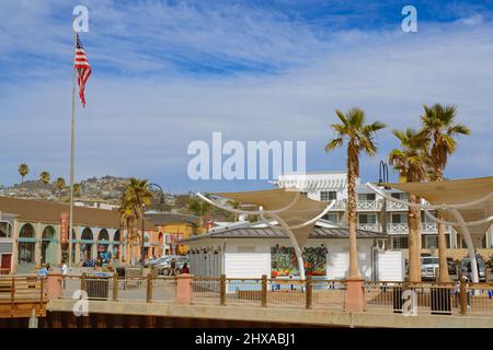 Pismo Beach, Californie, États-Unis - 3 mars 2022. Pismo Beach Pier plaza. Magasins, restaurants, personnes à pied, centre-ville, vie urbaine Banque D'Images