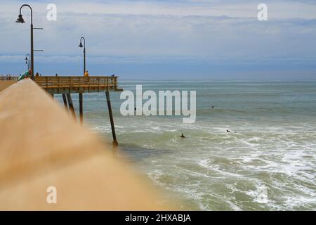 Pismo Beach, Californie, États-Unis - 3 mars 2022. Pismo Beach Pier, une ancienne jetée en bois au coeur de la ville de Pismo Beach, Californie Banque D'Images