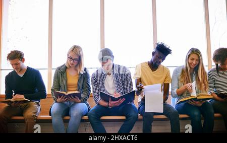 Les examens finaux seront bientôt disponibles. Photo d'un groupe d'étudiants universitaires étudiant sur le campus. Banque D'Images