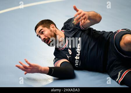 Paris, France. 10th mars 2022. Nikola Karabatic du PSG tombe lors du match de handball de la Ligue des champions de l'EHF, phase de groupe entre Paris Saint-Germain (PSG) Handball et Telekom Veszprem (KSE) le 10 mars 2022 au stade Pierre de Coubertin à Paris, en France. Crédit: Victor Joly/Alay Live News crédit: Victor Joly/Alay Live News Banque D'Images