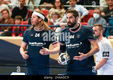 Paris, France. 10th mars 2022. Nikola Karabatic (à droite) et Mikkel Hansen du PSG lors du match de handball de la phase du groupe de la Ligue des champions de l'EHF entre Paris Saint-Germain (PSG) Handball et Telekom Veszprem (KSE) le 10 mars 2022 au stade Pierre de Coubertin à Paris, en France. Crédit: Victor Joly/Alay Live News crédit: Victor Joly/Alay Live News Banque D'Images