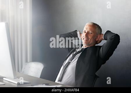 Ce que cela signifie d'être un collier blanc. Photo courte d'un beau homme d'affaires mature en tenue d'entreprise. Banque D'Images