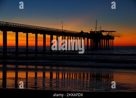 La JOLLA, CALIFORNIE. 9 février 2021. Scripps Pier au coucher du soleil. Photo : Mark Johnson/Ironstring Banque D'Images