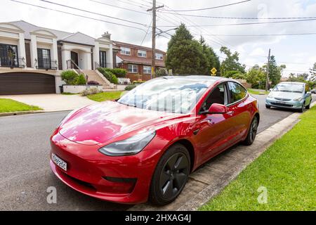 2022 voiture rouge Tesla modèle 3 garée dans une rue de Sydney, Nouvelle-Galles du Sud, Australie Banque D'Images