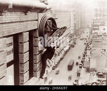 L'acteur Harold Lloyd accroché à une horloge de bâtiment dans le film de comédie romantique et silencieux américain de 1923, Safety Last! Banque D'Images