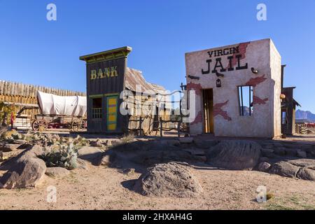 Old Vintage Wild West Frontier Town Trading Post ou Zion fort avec Bank, prison Buildings et Stage Coach Wagon à Virgin, Utah, États-Unis Banque D'Images