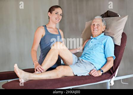 HES sur le mend. Photo d'un physiothérapeute travaillant avec un homme âgé. Banque D'Images