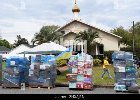 Apopka, États-Unis. 10th mars 2022. Des palettes d'articles donnés pour les victimes de l'invasion russe de l'Ukraine sont vues à l'église catholique ukrainienne St. Mary Protectress à Apopka, en Floride, près d'Orlando. L'église collecte des dons de vêtements, de couvertures, de nourriture et de fournitures médicales pour les Ukrainiens déplacés alors que la guerre entre dans sa troisième semaine. Crédit : SOPA Images Limited/Alamy Live News Banque D'Images