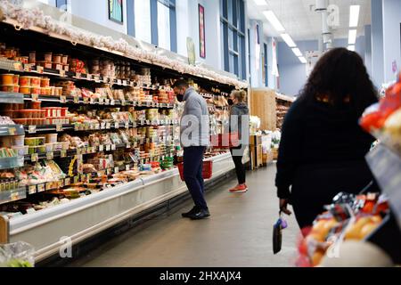 ÉTATS-UNIS. 10th mars 2022. (220311) -- WASHINGTON, D.C., le 11 mars 2022 (Xinhua) -- les consommateurs magasinent dans une épicerie à Washington, D.C., aux États-Unis, le 10 mars 2022. En février, l'inflation des consommateurs américains a continué d'augmenter au rythme annuel le plus rapide en 40 ans, a rapporté jeudi le département du travail des États-Unis. (Photo de Ting Shen/Xinhua) crédit: Ting Shen/Xinhua/Alay Live News crédit: Xinhua/Alay Live News Banque D'Images