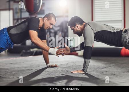 L'esprit sportif avant tout. Coupe courte de deux combattants professionnels dans la salle de sport. Banque D'Images