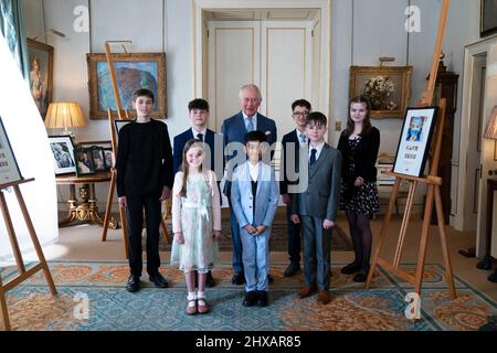 Le Prince de Galles pose une photo avec les gagnants nationaux du concours de création de timbres « héros de la pandémie » de Royal Mail et voit leurs créations gagnantes à Clarence House à Londres. Date de la photo: Jeudi 10 mars 2022. Banque D'Images