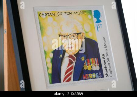 Une conception gagnante du concours de création de timbres « héros de la pandémie » de Royal Mail par Shachow Ali, 11 ans, à Clarence House à Londres. Date de la photo: Jeudi 10 mars 2022. Banque D'Images