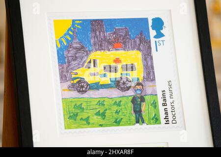 Un design primé du concours de création de timbres « héros de la pandémie » de Royal Mail par Ishan Baines, 7 ans, à Clarence House à Londres. Date de la photo: Jeudi 10 mars 2022. Banque D'Images