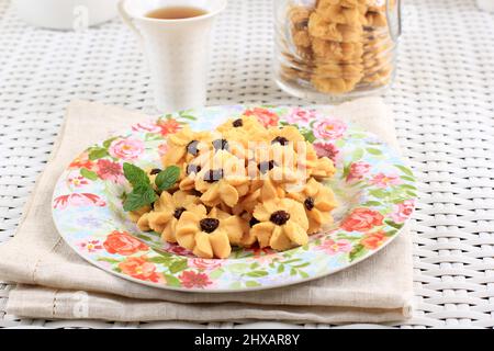 Kue SemEsprit, biscuits traditionnels indonésiens a servi à célébrer Lebaran Idul Fitri IED Moubarak. Fait de beurre, farine, œuf, en forme de fleur. Servir Banque D'Images