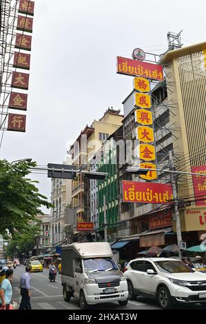 Des enseignes de bijoux en or de langues thaïlandaises et chinoises des deux côtés de Charoen Krung Road dans le quartier chinois de Bangkok Banque D'Images