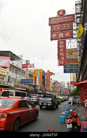 Yaowarat Road, au cœur du quartier chinois de Bangkok, a une longueur d'environ 1,5km, avec de nombreux restaurants et magasins des deux côtés Banque D'Images