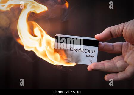 Destruction du paiement par carte. Résiliation de la validité du système de paiement électronique. La démolition absolue des cartes de crédit. Carte de crédit dans han Banque D'Images