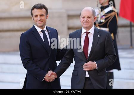 Paris, France. 10th mars 2022. Le président français Emmanuel Macron accueille le chancelier allemand OLAF Scholz avant la réunion informelle du Conseil européen au château de Versailles, près de Paris, France, le 10 mars 2022. Les discussions lors de la réunion informelle du Conseil européen de Versailles, en France, se concentreront sur l'approche européenne de la crise Russie-Ukraine, a déclaré jeudi le président français Emmanuel Macron. Credit: Gao Jing/Xinhua/Alamy Live News Banque D'Images