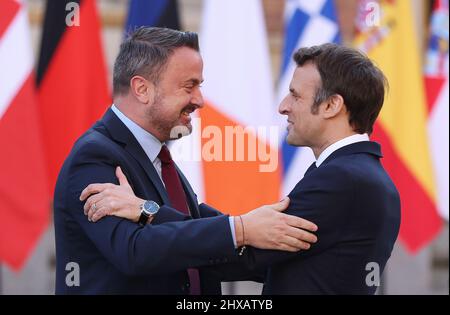 Paris, France. 10th mars 2022. Le président français Emmanuel Macron accueille le Premier ministre luxembourgeois Xavier Bettel avant la réunion informelle du Conseil européen au Palais de Versailles, près de Paris, France, le 10 mars 2022. Les discussions lors de la réunion informelle du Conseil européen de Versailles, en France, se concentreront sur l'approche européenne de la crise Russie-Ukraine, a déclaré jeudi le président français Emmanuel Macron. Credit: Gao Jing/Xinhua/Alamy Live News Banque D'Images