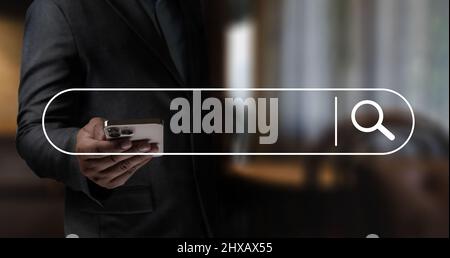Homme d'affaires détenant un smartphoneSearching d'informations technologie de recherche données d'optimisation du moteur de recherche Banque D'Images