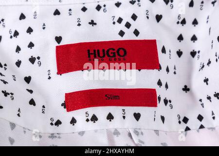 Tyumen, Russie-février 16, 2022: Gros plan du logo sur la chemise de Hugo Boss. Mise au point sélective Banque D'Images