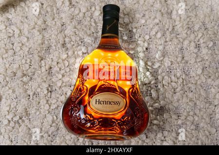 Tyumen, Russie-27 novembre 2021 : logo de la bouteille Cognac Hennessy X.O Banque D'Images