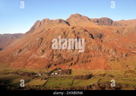 L'hôtel Old Dungeon Ghyll et les « Langdale Pikes » de « sid Pike » à Dawn, Great Langdale, Lake District National Park, Cumbria, Angleterre, Royaume-Uni Banque D'Images