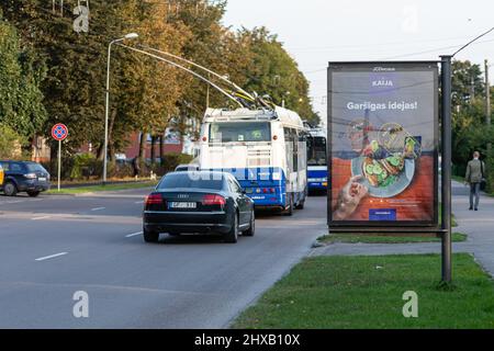 Riga, Lettonie - 30 septembre 2020 : les transports privés et publics s'éloignent du centre à la fin de la journée de travail Banque D'Images