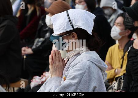 Tokyo, Japon. 11th mars 2022. Une femme prie en silence les victimes du tremblement de terre et du tsunami massifs de 3,11 à Tokyo le vendredi 11 mars 2022. Le Japon a marqué le 11th anniversaire du grand tremblement de terre de l'est du Japon qui a tué quelque 20 000 personnes en 2011. Credit: Yoshio Tsunoda/AFLO/Alay Live News Banque D'Images