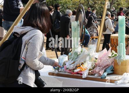 Tokyo, Japon. 11th mars 2022. Une femme dépose un bouquet de fleurs et prie pour les victimes du tremblement de terre et du tsunami de 3,11 à Tokyo le vendredi 11 mars 2022. Le Japon a marqué le 11th anniversaire du grand tremblement de terre de l'est du Japon qui a tué quelque 20 000 personnes en 2011. Credit: Yoshio Tsunoda/AFLO/Alay Live News Banque D'Images
