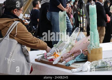 Tokyo, Japon. 11th mars 2022. Une femme dépose un bouquet de fleurs et prie pour les victimes du tremblement de terre et du tsunami de 3,11 à Tokyo le vendredi 11 mars 2022. Le Japon a marqué le 11th anniversaire du grand tremblement de terre de l'est du Japon qui a tué quelque 20 000 personnes en 2011. Credit: Yoshio Tsunoda/AFLO/Alay Live News Banque D'Images