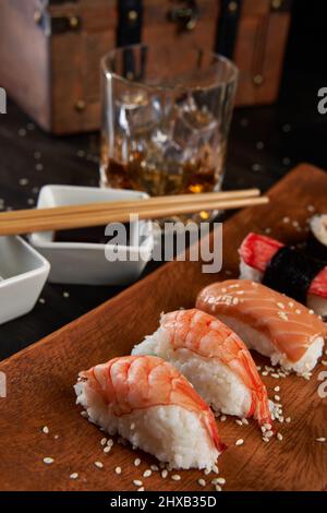 Assortiment de sushis frais servi sur une assiette en bois rustique Banque D'Images