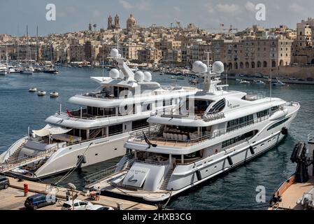 La 212 super luxe ft yacht Sea Rhapsody, et 240 ft Plan B, à quai dans l'arsenal Creek dans La Valette, Grand Port. Banque D'Images