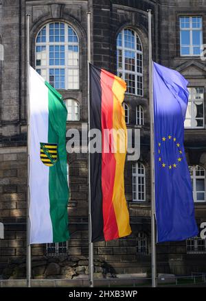 Dresde, Allemagne. 11th mars 2022. Les drapeaux de Saxe (l-r) l'Allemagne et l'Europe volent en Berne devant la Chancellerie d'État à l'occasion de la Journée nationale de commémoration des victimes de violence terroriste. Le 11 mars est devenu une journée officielle de commémoration en Allemagne cette année. Cette date est liée à la Journée européenne du souvenir des victimes du terrorisme, qui a été instituée après les attentats à la bombe à caractère islamiste à Madrid le 11 mars 2004 crédit : Robert Michael/dpa-Zentralbild/dpa/Alay Live News Banque D'Images