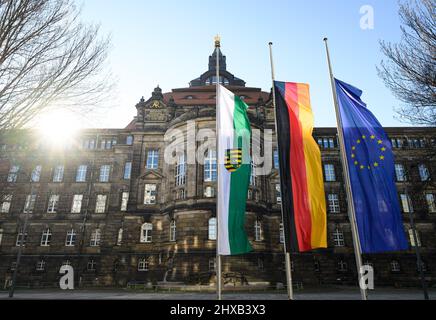 Dresde, Allemagne. 11th mars 2022. Les drapeaux de Saxe (l-r) l'Allemagne et l'Europe volent en Berne devant la Chancellerie d'État à l'occasion de la Journée nationale de commémoration des victimes de violence terroriste. Le 11 mars est devenu une journée officielle de commémoration en Allemagne cette année. Cette date est liée à la Journée européenne du souvenir des victimes du terrorisme, qui a été instituée après les attentats à la bombe à caractère islamiste à Madrid le 11 mars 2004 crédit : Robert Michael/dpa-Zentralbild/dpa/Alay Live News Banque D'Images