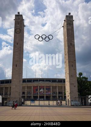 Berlin, Allemagne - 2 août 2019: Stade olympique Olympiastadion avec entrée principale (porte oylmpic) de l'est avec tour de Prusse (Preußenturm) et Banque D'Images