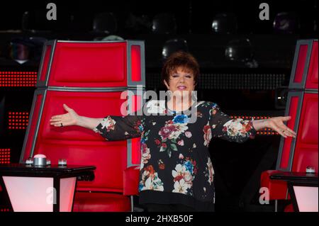 25 novembre 2021 Milan. Photocall dans les studios de télévision de la RAI du programme 'The Voice Senior'. Photo : la chanteuse Orietta Berti Banque D'Images