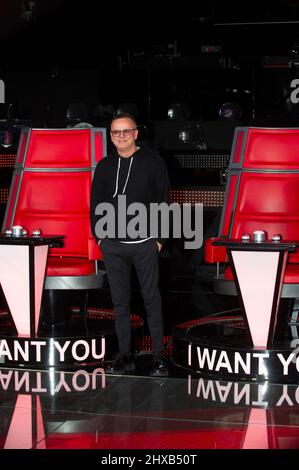 25 novembre 2021 Milan. Photocall dans les studios de télévision de la RAI du programme 'The Voice Senior'. Photo : chanteur Gigi d'Alessio Banque D'Images