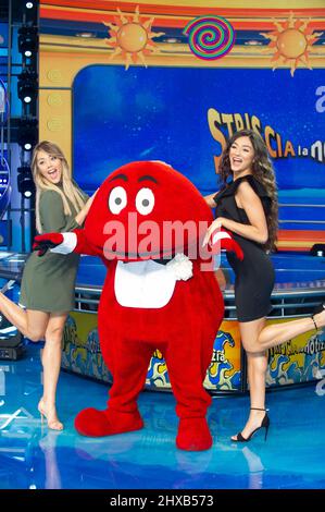 23 septembre 2021 Milan - Striscia la Notizia dans le théâtre de télévision Mediaset. Dans la photo: Talisa jade Ravagnani, le Gabibbo, Giulia Pelagatti. Banque D'Images