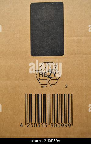 Papier carton marron et beige sur codes-barres symbole de recyclage imprimé. Peut être utilisé dans la correspondance de l'entreprise Banque D'Images